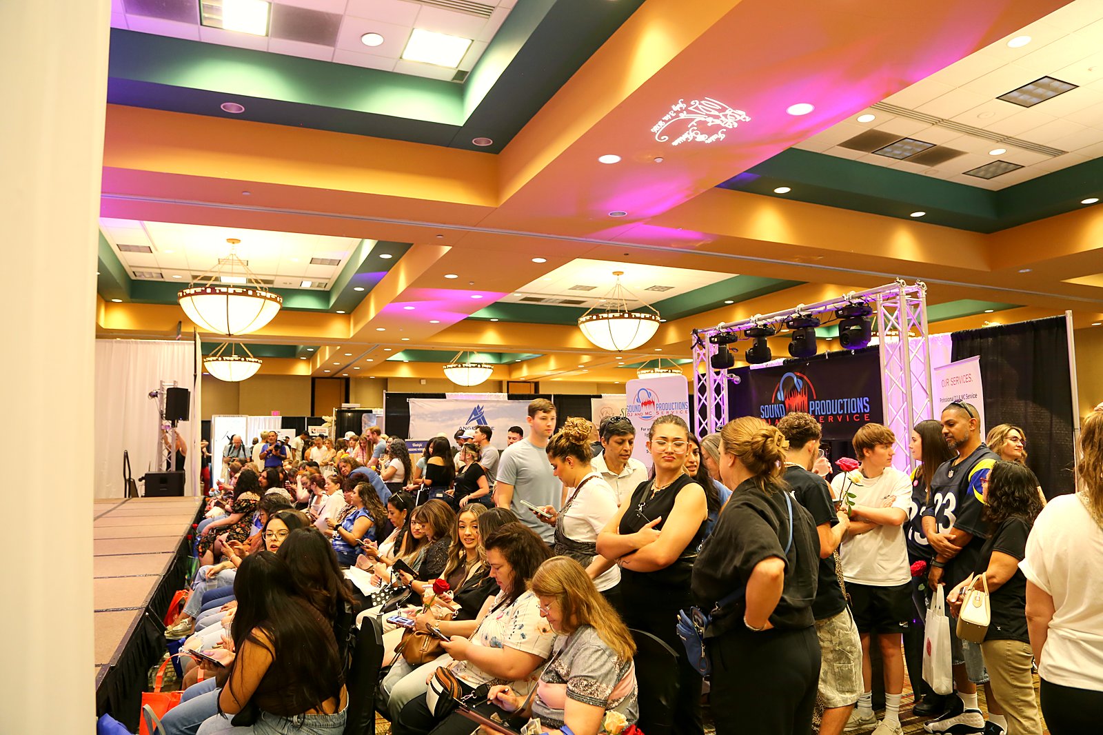 Packed ballroom of guests at the New Mexico Wedding Expo at Embassy Suites Albuquerque